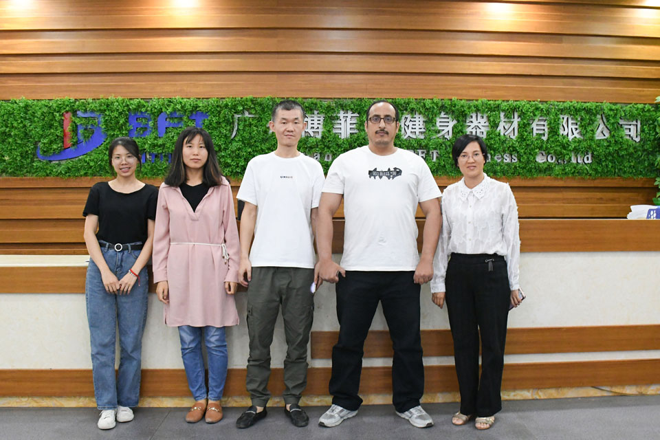 沙特客戶進口荔枝视频APP黄色品牌商用健身器材